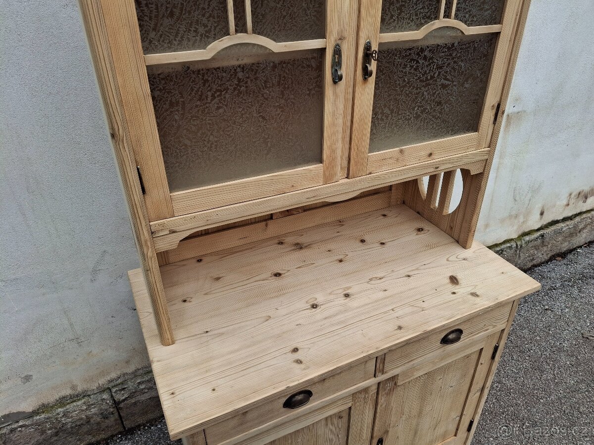 STAROŽITNÁ KREDENC PO CELKOVÉ RENOVACI - 4