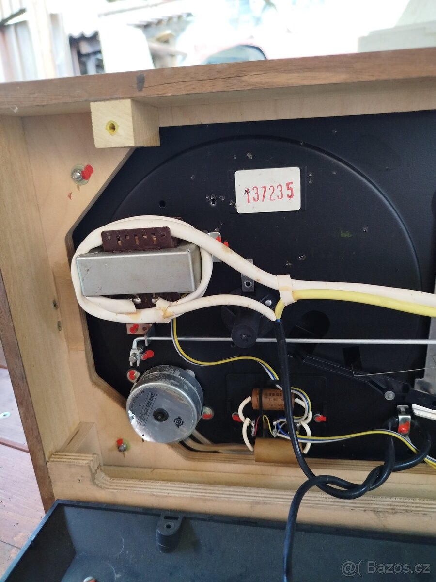 Starý kufříkový gramofon bez přenosky - 4