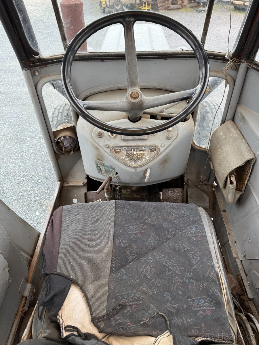 TRAKTOR ZETOR 3511 + PŘÍSLUŠENSTVÍ - 4