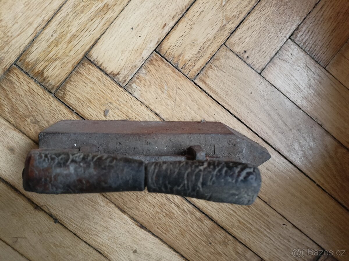 Stará žehlička celokovová - 4