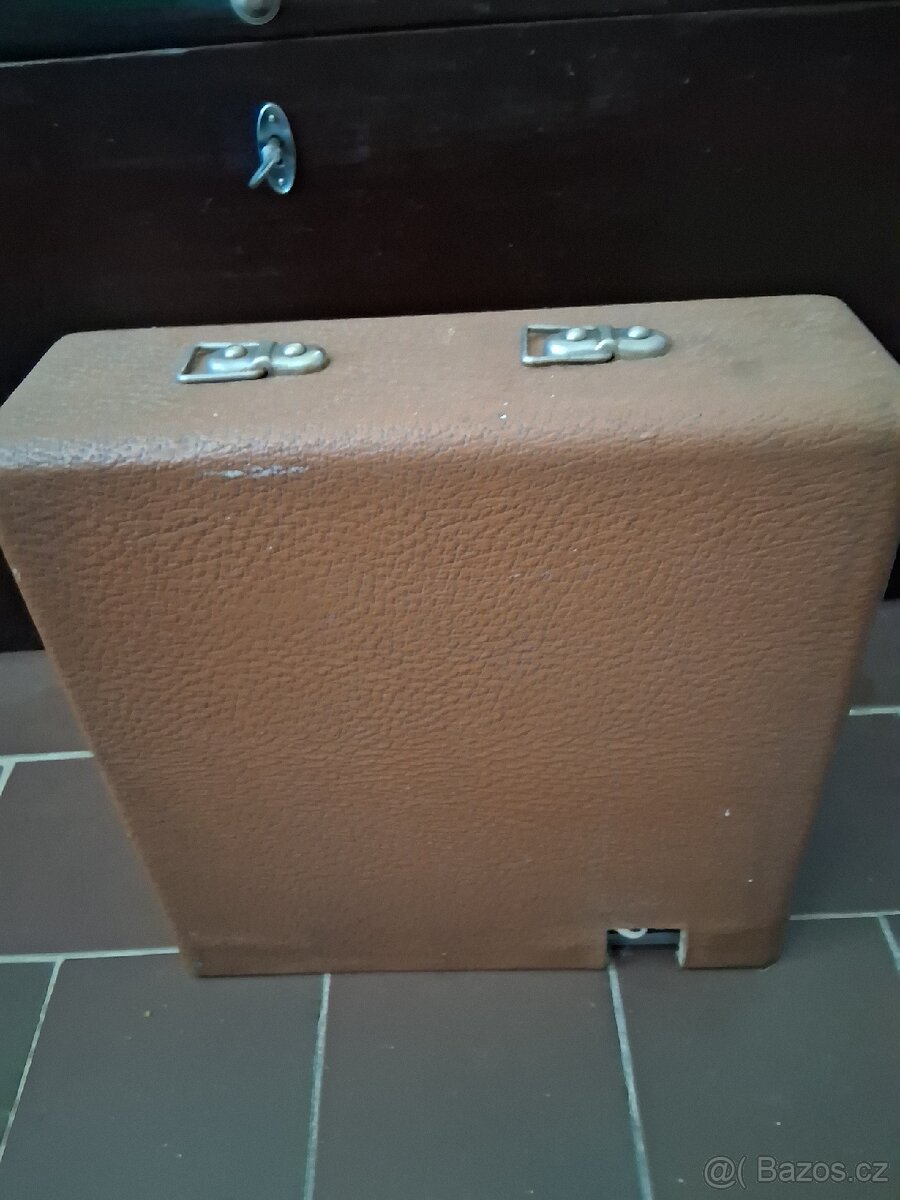 Sběratelský kufříkový šicí stroj NDR - 4