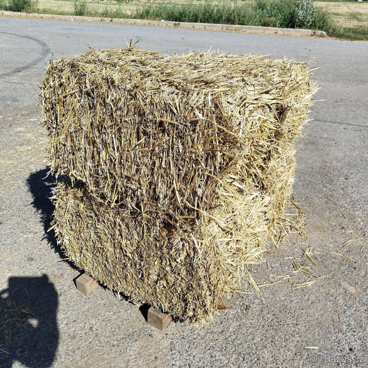 Malé hranaté balíky pšeničné slámy - 4
