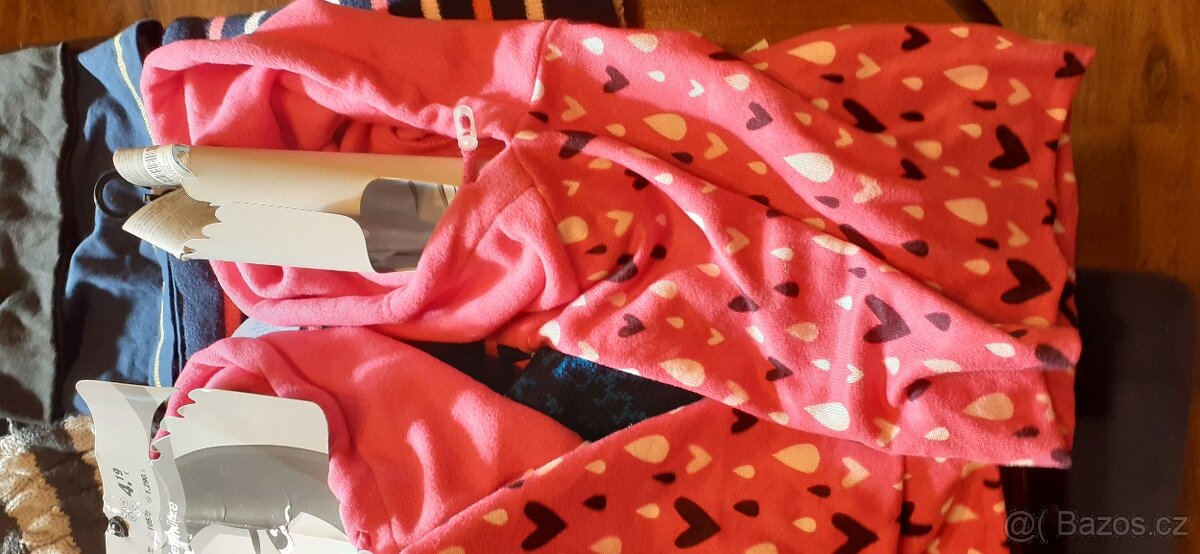 MIX čepic a šálů - 19 kusů - 4