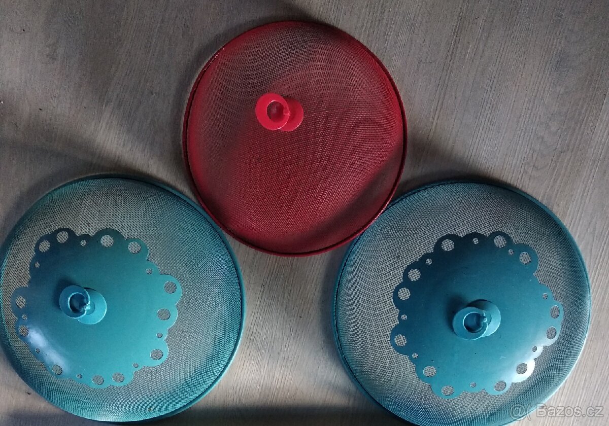 Dvoupatrový a 4x různé drátěný koše,3x kryt na potraviny - 4