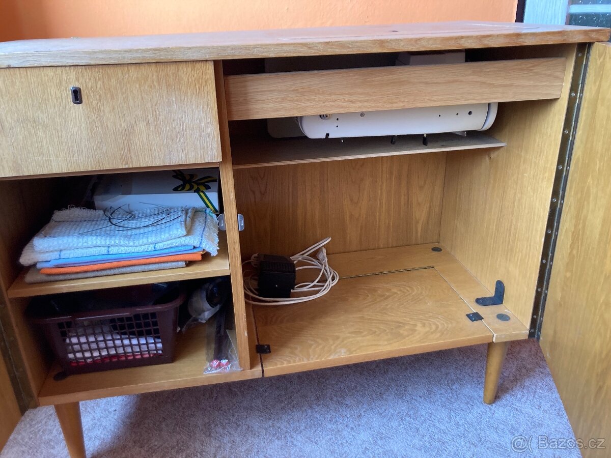 Retro šicí stroj ve skříňce - 4