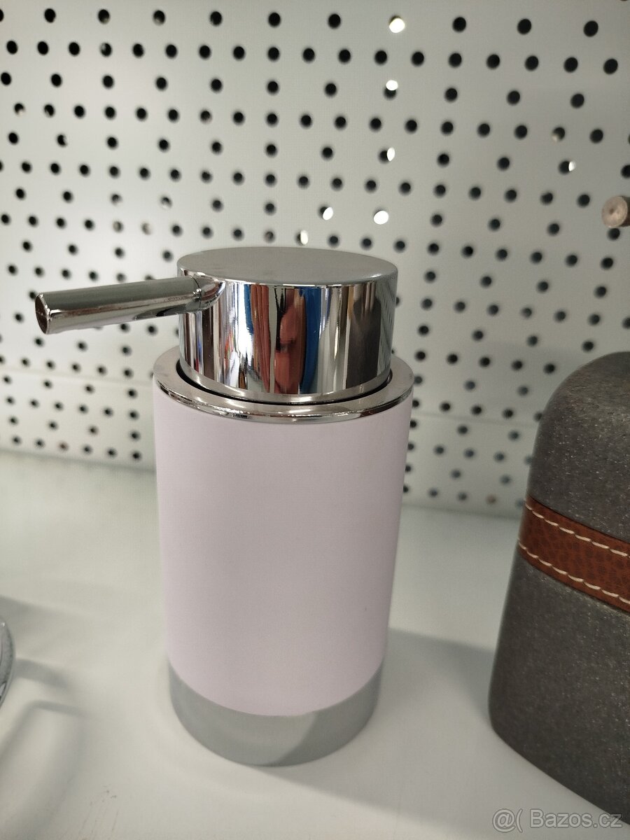 Dávkovač mýdla na postavení. - 4