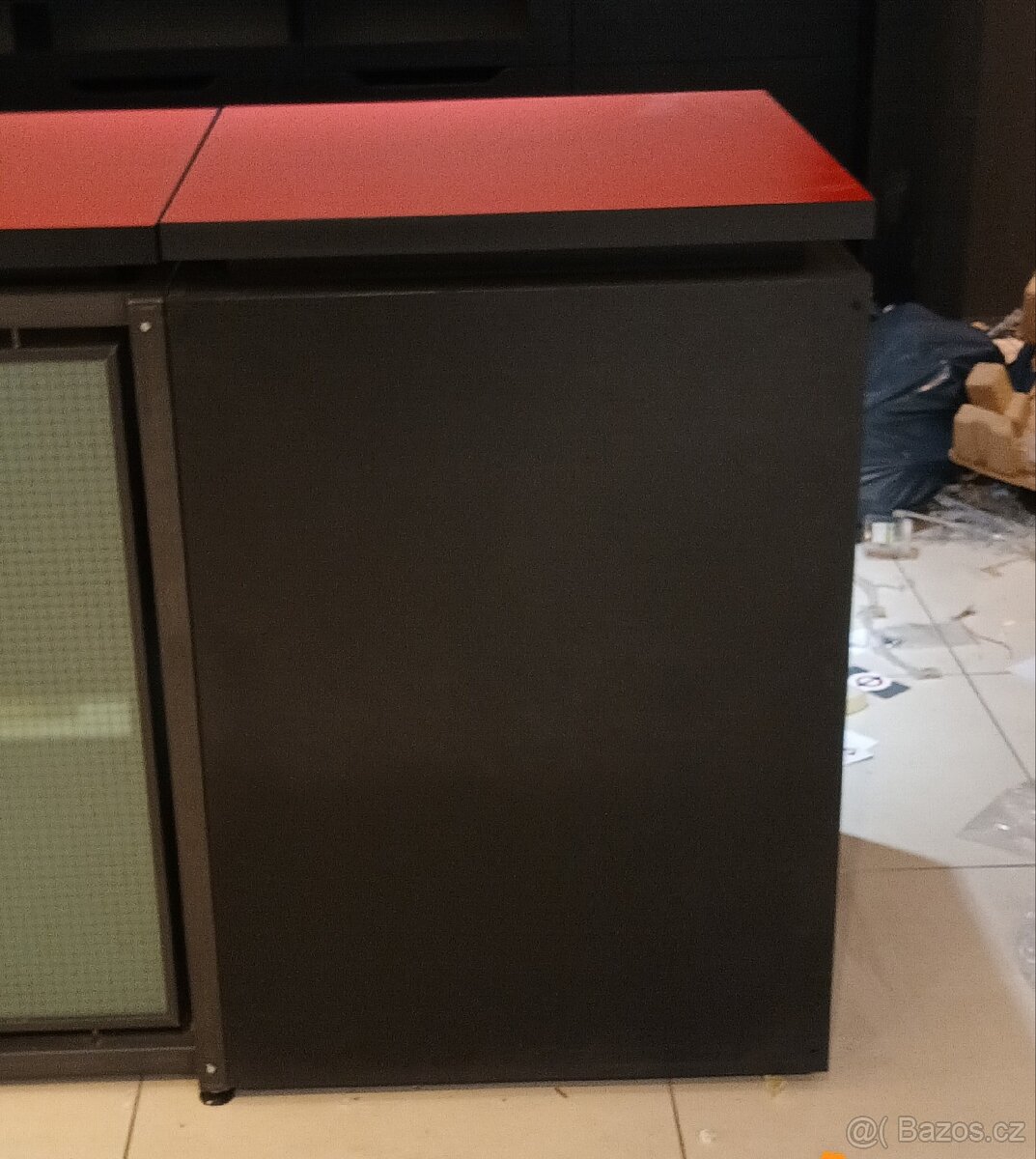 Velký industriální prodejní pult nebo bar. - 4