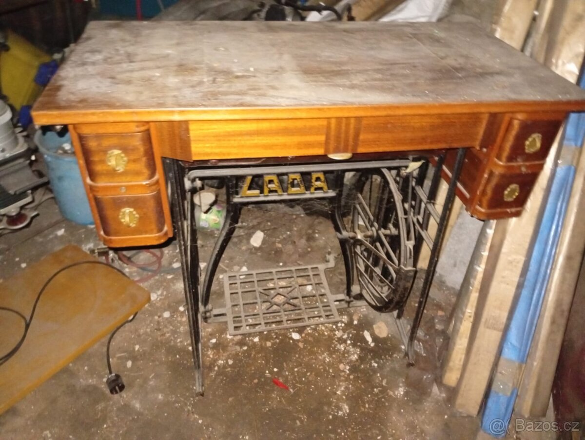 Starý šicí stroje - 4