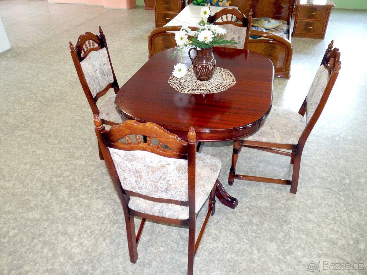 rozkládací stůl + 4 ks látkově polstrovaných židlí - 4