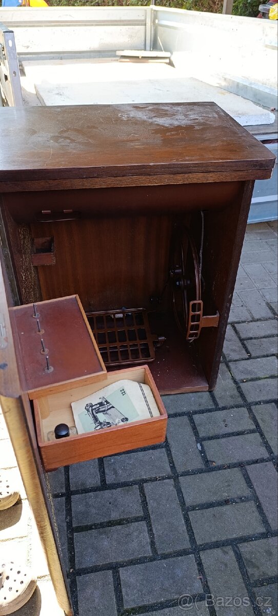 Starožitný šicí stroj - 4