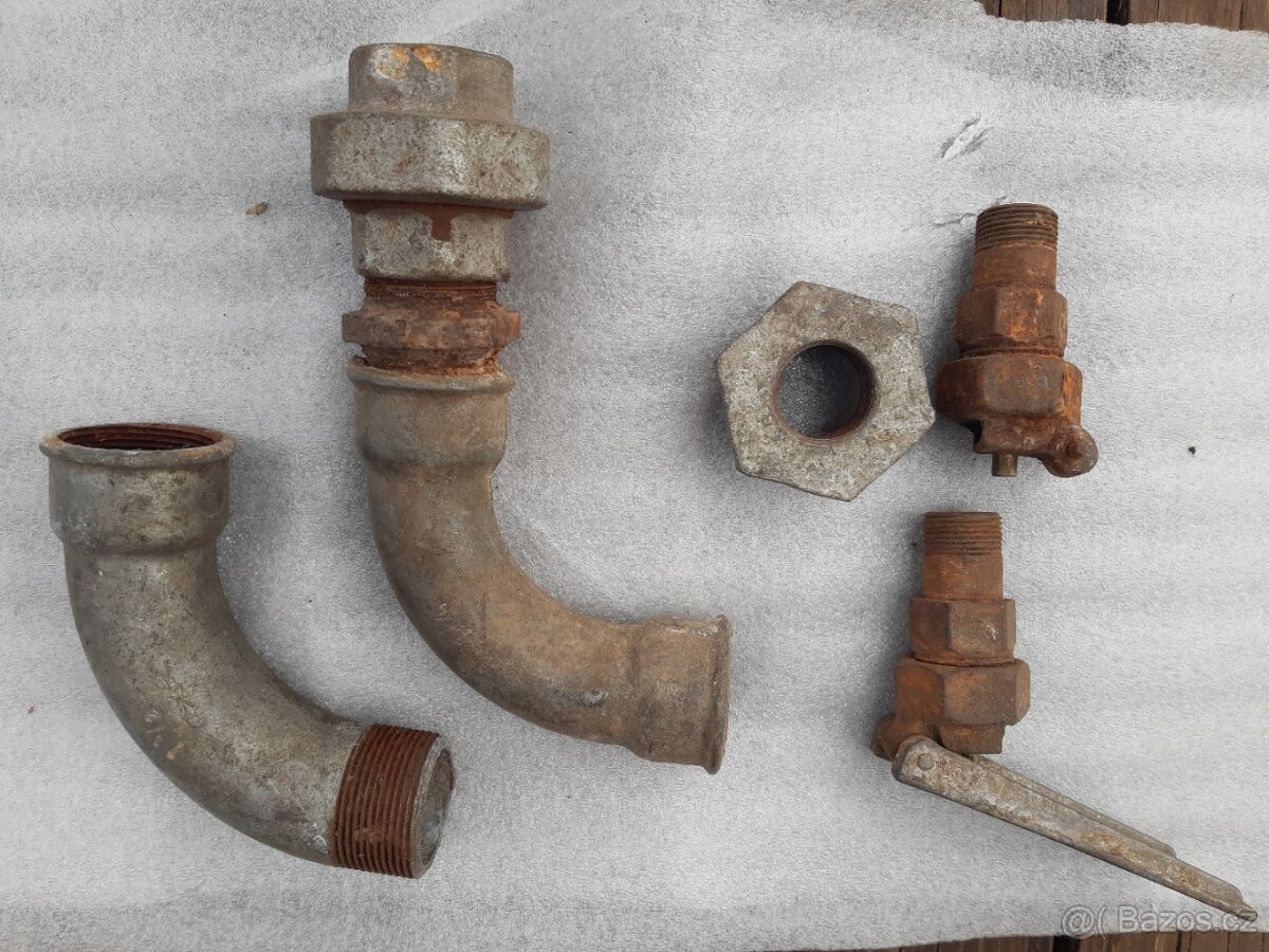 Šroubení vodovodní fitinky + skoby zednické - 4