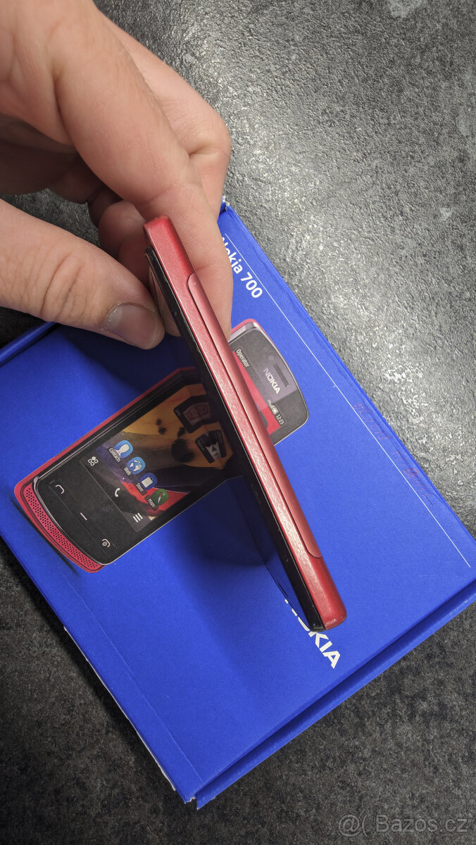 Nokia 700 červená - 4