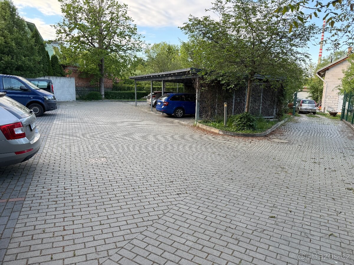 Kryté parkovací stání za uzamykatelnými vraty - 4