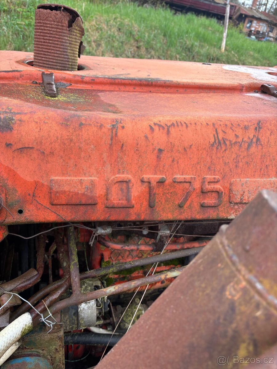 Sovětský pásový traktor DT-75 - 4