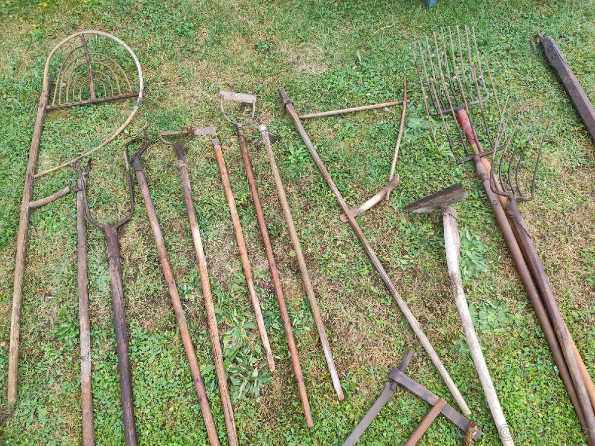 Různé staré ruční zemědělské nářadí - 4