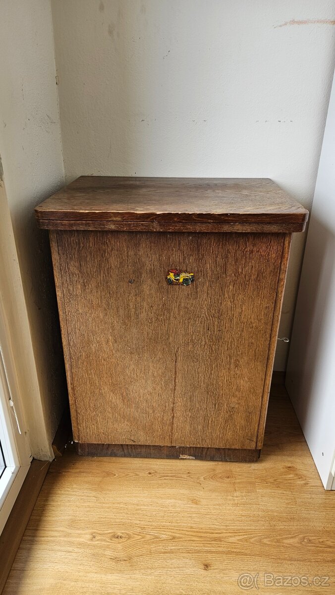 Starý šicí stroj - 4