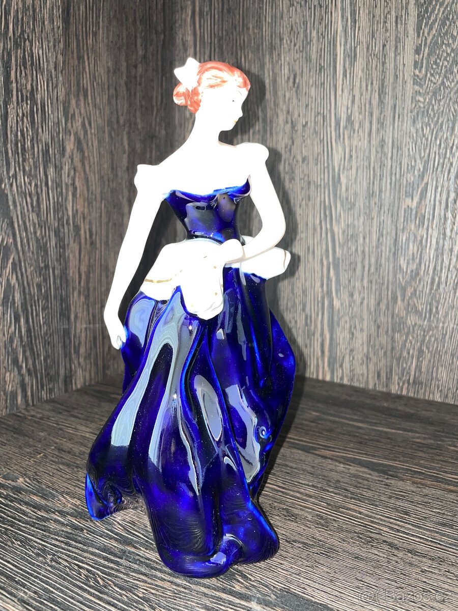 Porcelánová figura Dáma v kobaltovém Royal DUX Czechoslovaki - 4