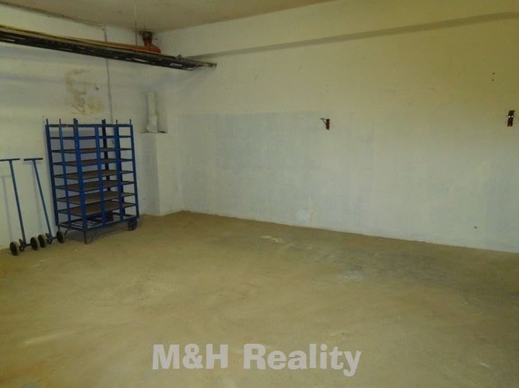 Pronájem prostoru o výměře 40 m2 v 1.PP haly - 4