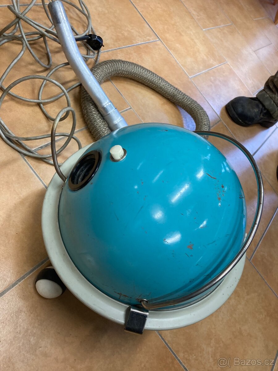 Stary historicky rusky vysavac - 4