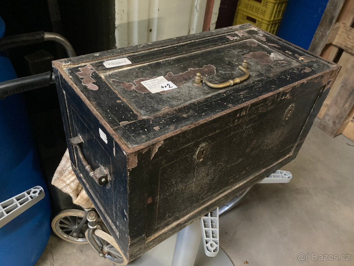 Truhla kovová starožitná, trezor, pokladna 10.000 kč - 4