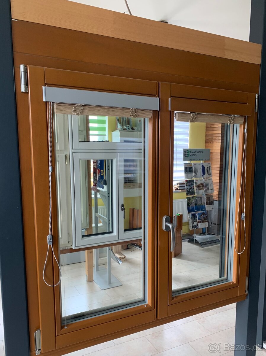 Dřevěné dvoukřídlé okno + žaluzie - 4