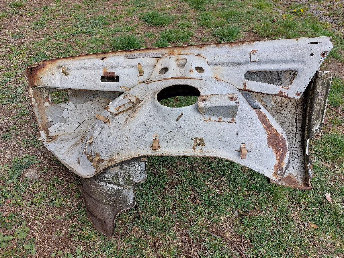 Levý a pravý blatník s podběhem Wartburg 353 - 4