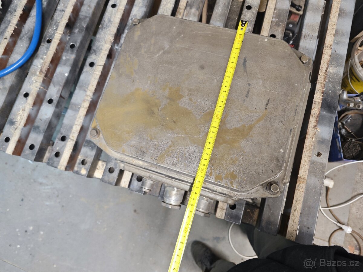 Starý elektro rozvaděč - 4