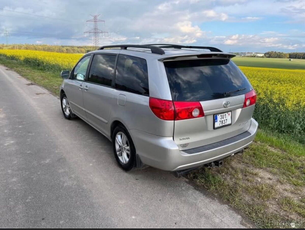 Toyota Sienna - 4