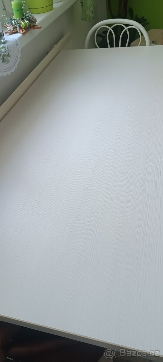 Jídelní stůl se 4 židlemi - 4