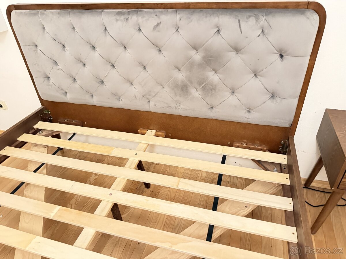 postel s nočními stoky - 4