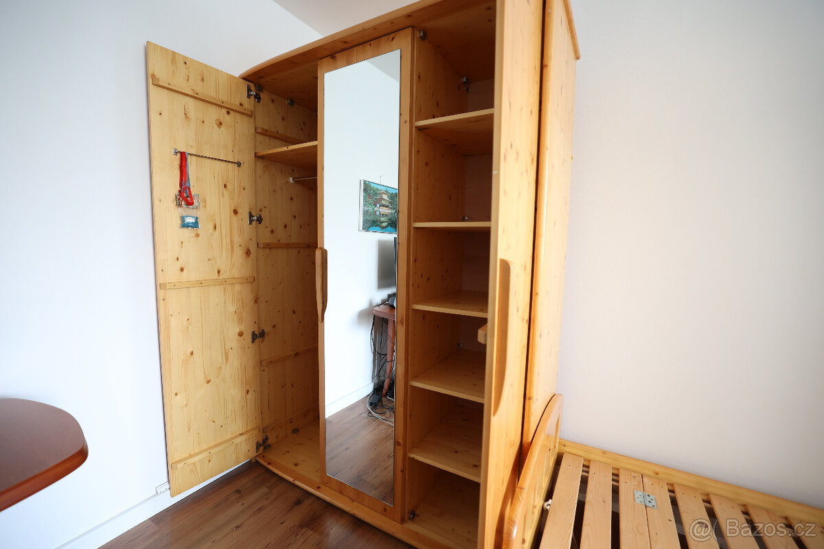 Dřevěná skříň z masivu, původní cena 50 000,-. - 4