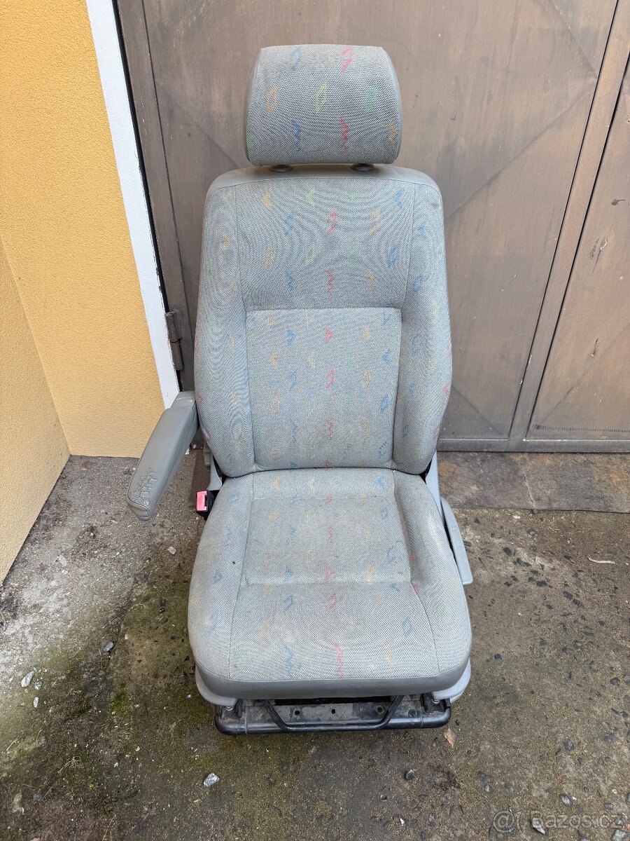 VW T5 - řidičova sedačka s podstavcem - 4