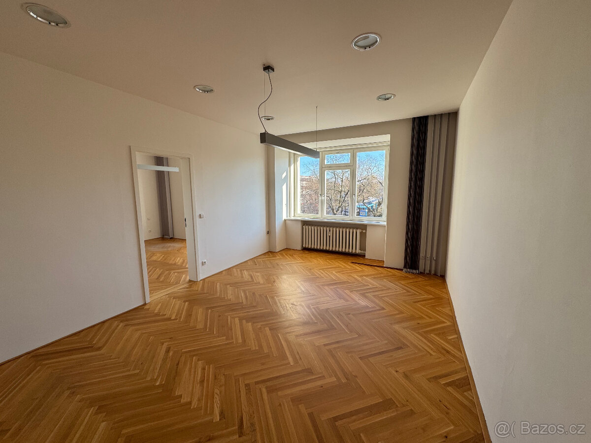 Pronájem KANCELÁŘE v centru Hradce Králové na třídě Karla IV - 4