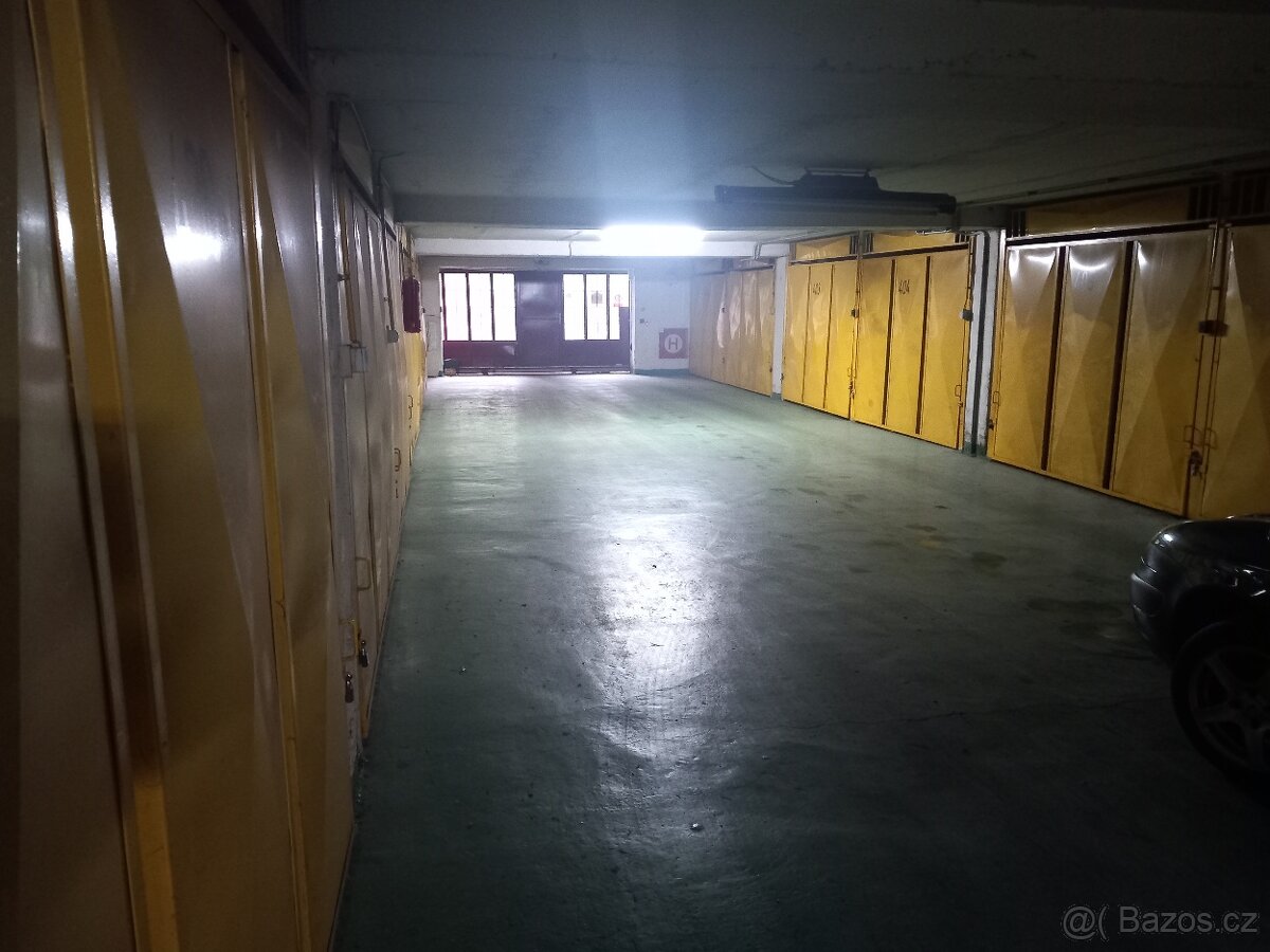 Pronájem garaže Kobylisy hlídaná čistá s 220v - 4