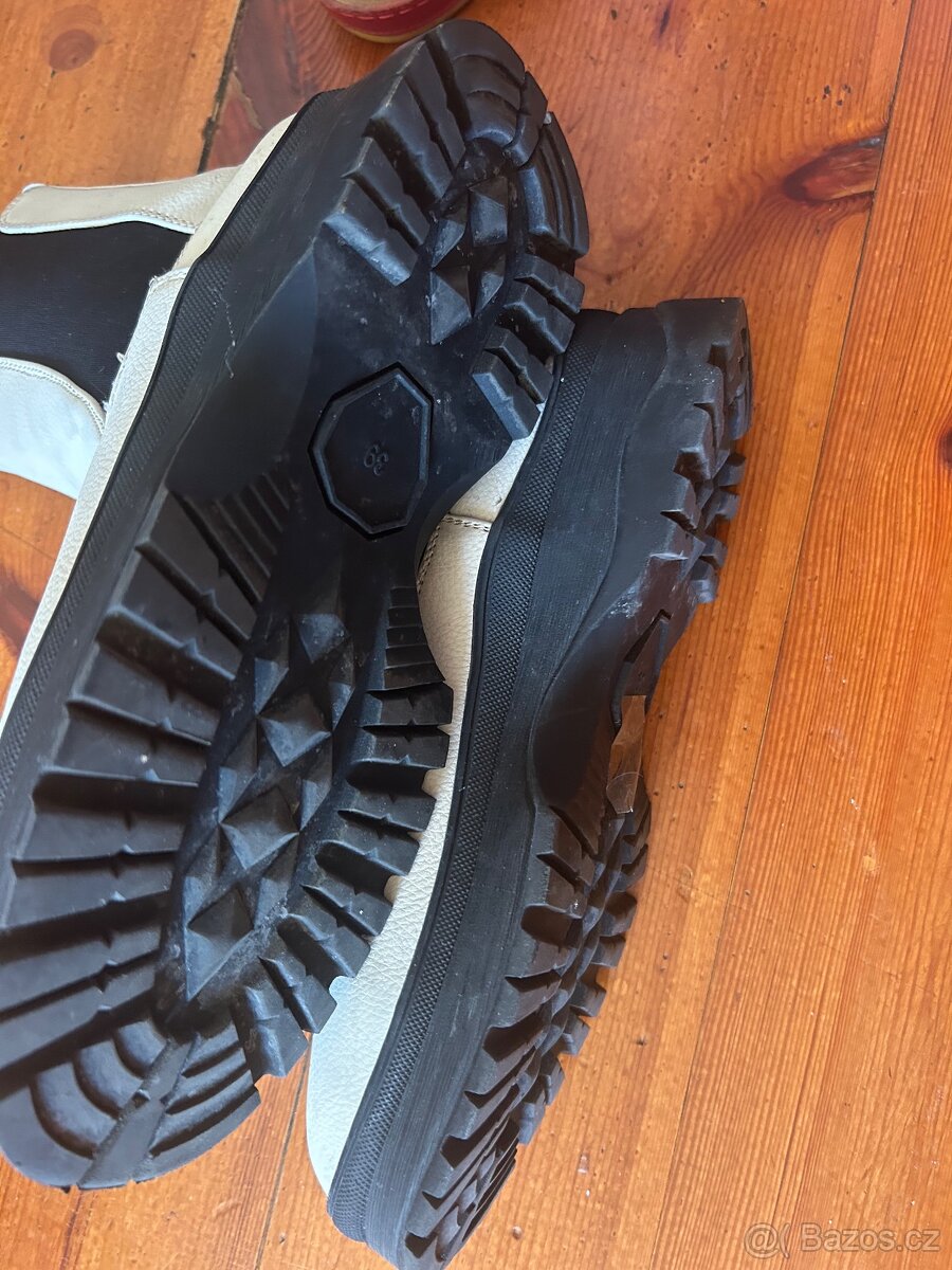 Bile kotnikove boty House - 4