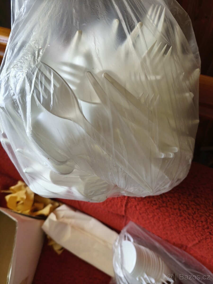 Krabice nového plastového nádobí - 4