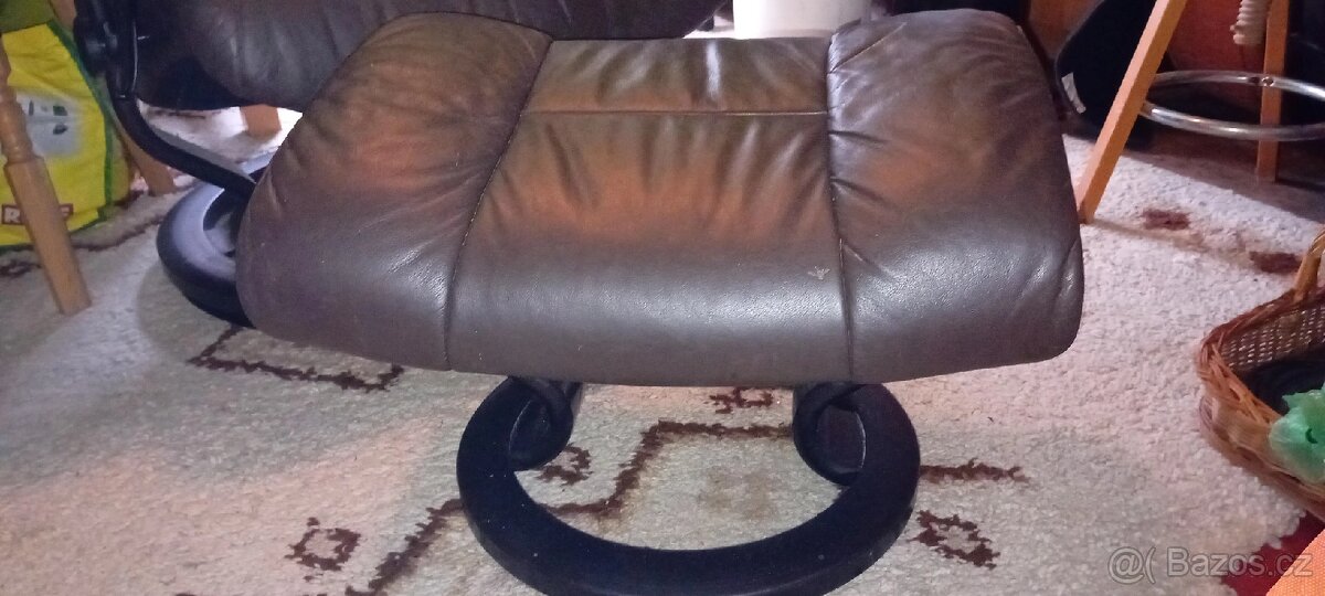 Otočné polohovací kožené křeslo s bobíkem - 4