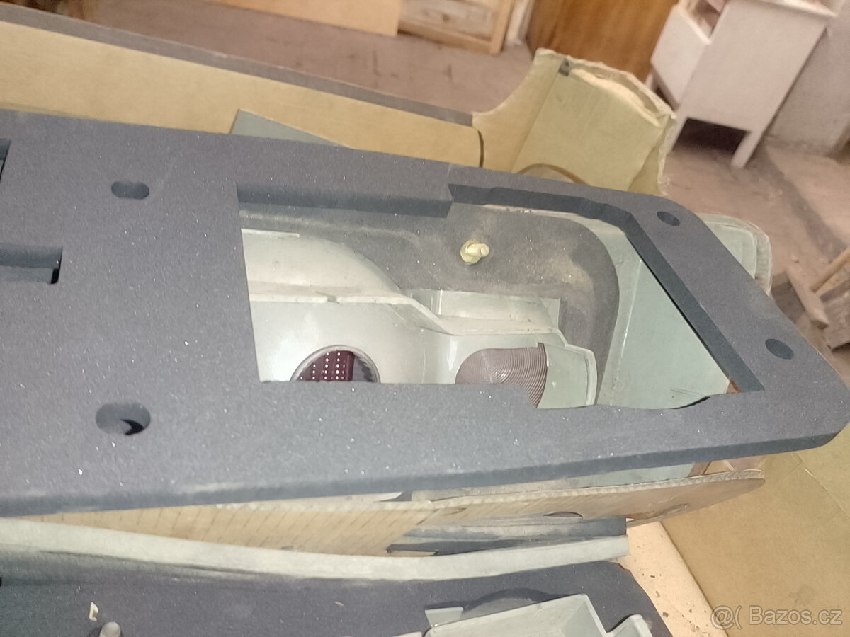 Ford Sierra těsnění pod zadní světla, 702 041 467
