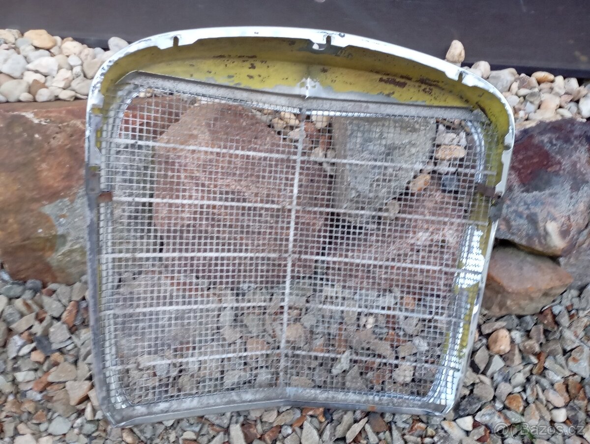 Chromovaná maska, mřížka, gril Mercedes Benz 110. - 4