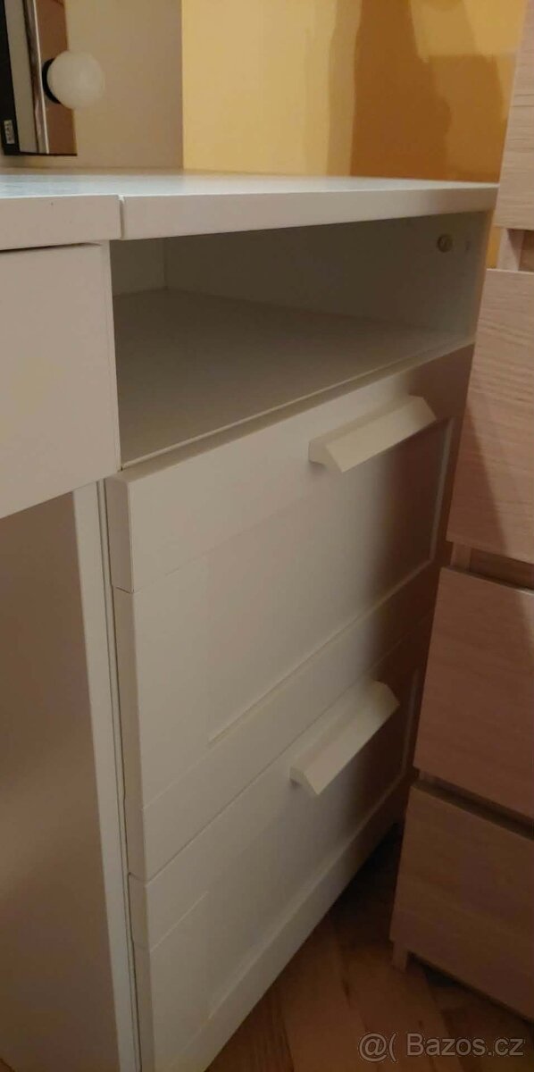 Bílý toaletní stolek - 4