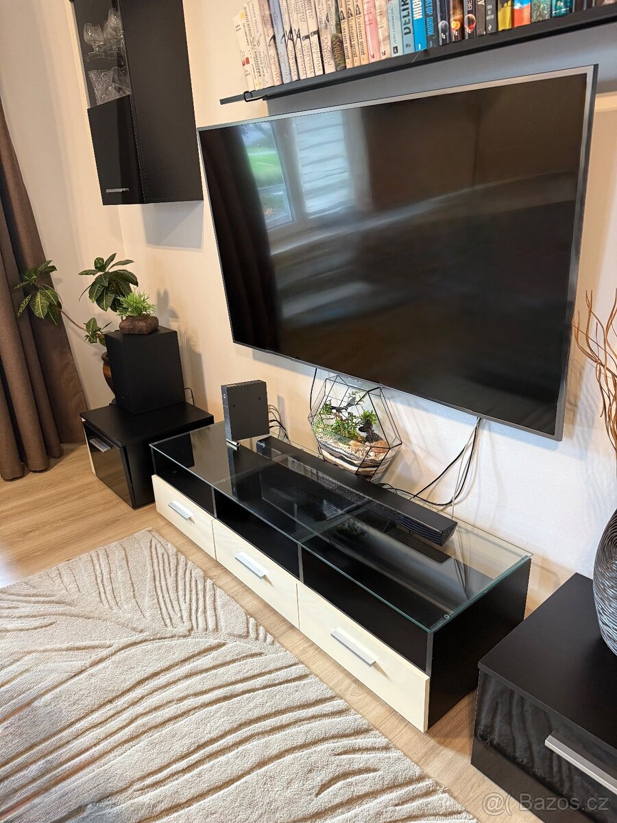 Černobílá obývací stěna - 4