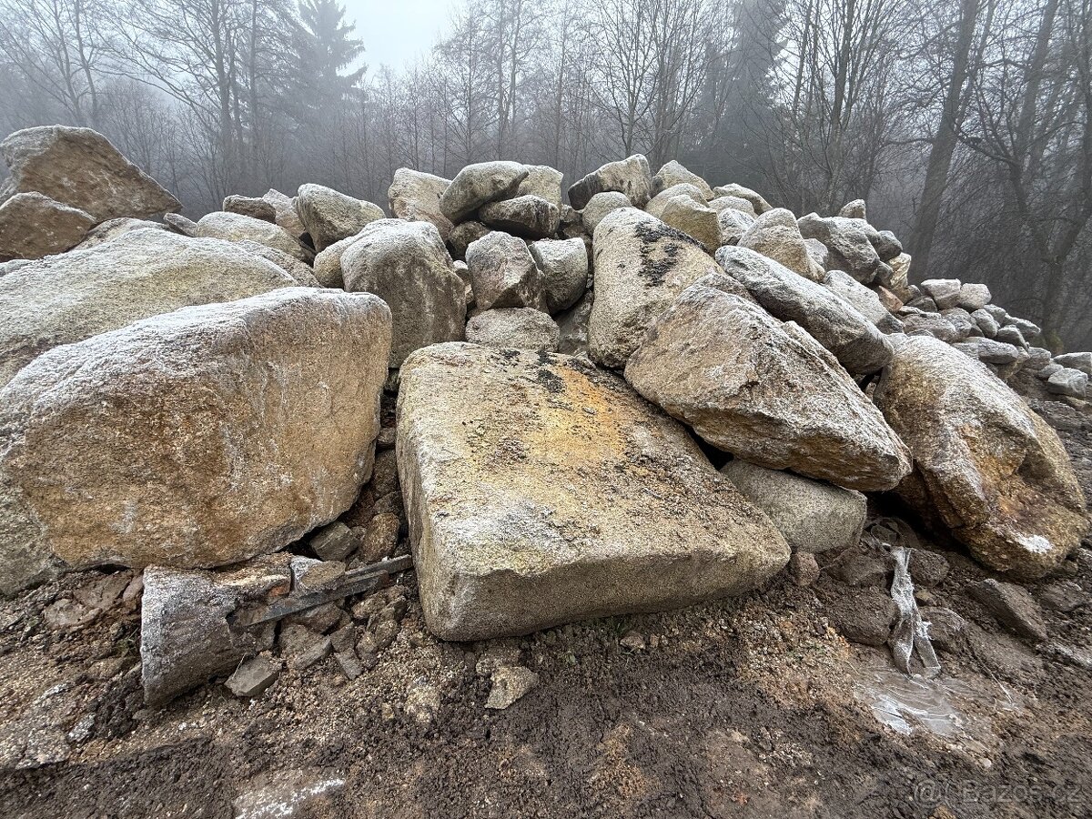 Kamen okrasny,totem-male,velke - 4