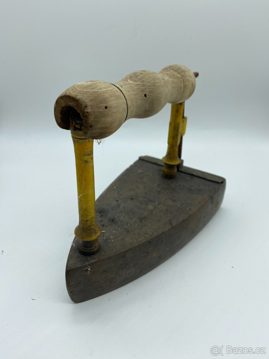 Sběratel nabízí staré žehličky - 4