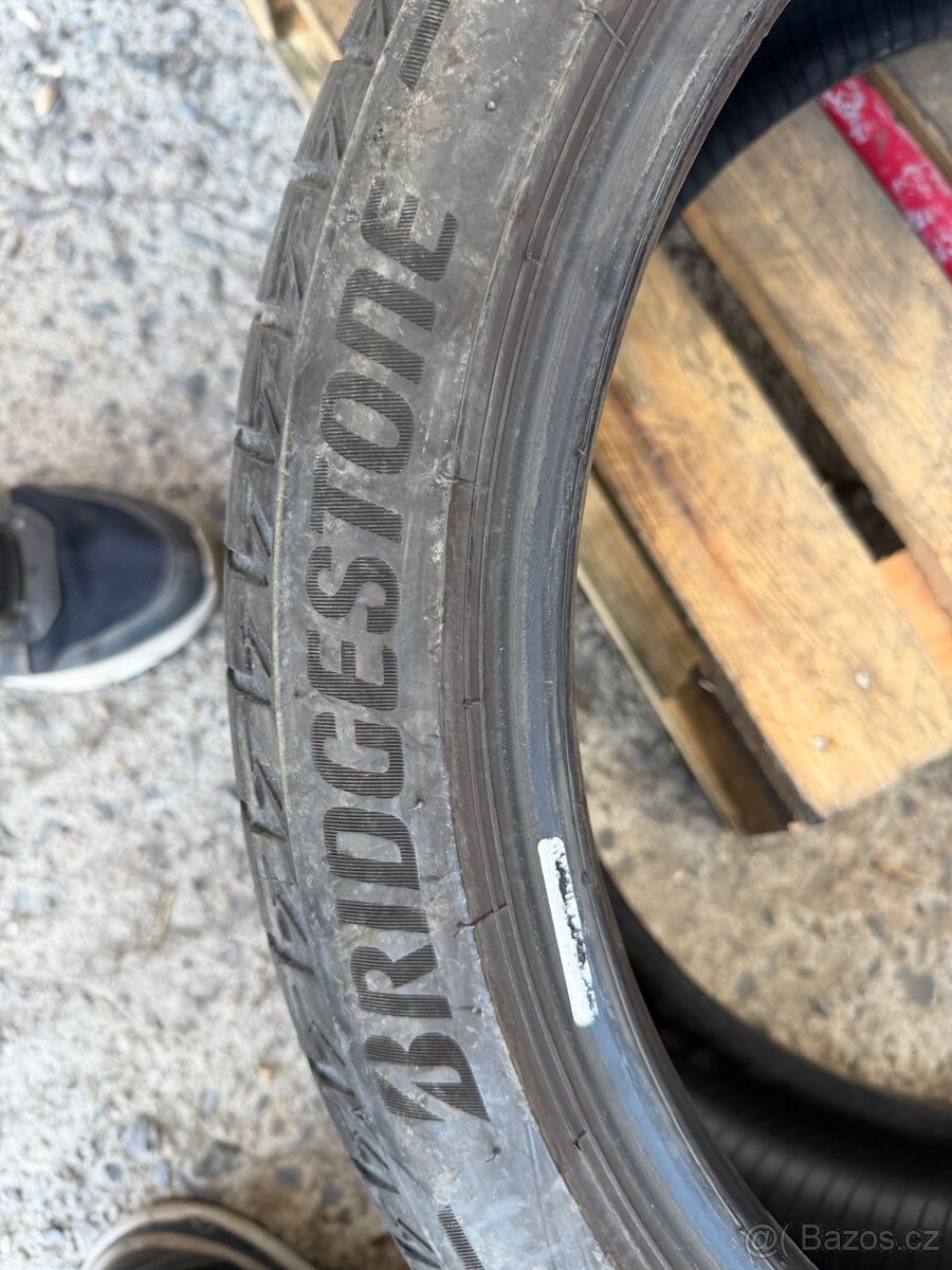 235/40/19 letni - 4