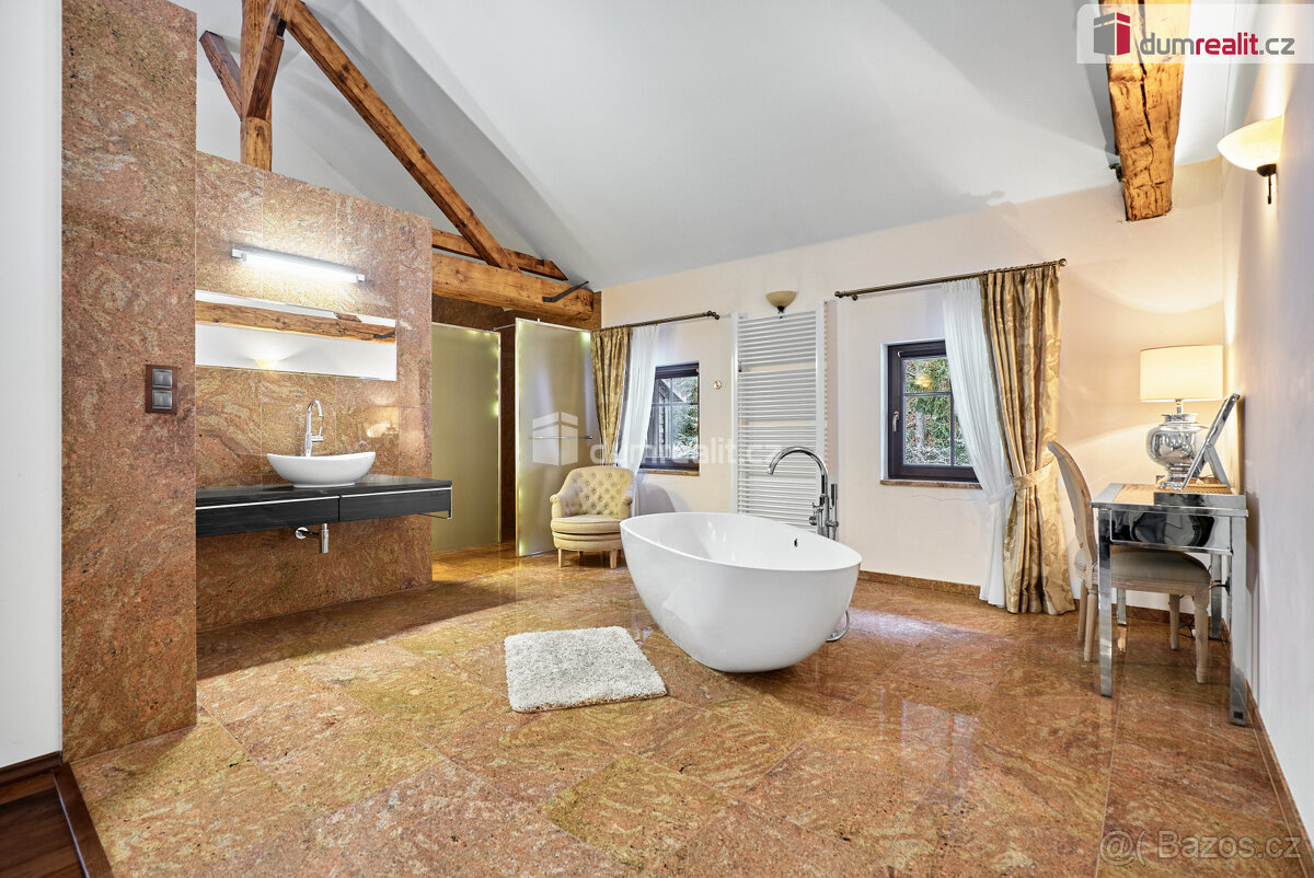 Dům s investiční příležitostí na pozemku 6.666 m2 v Krušných - 4