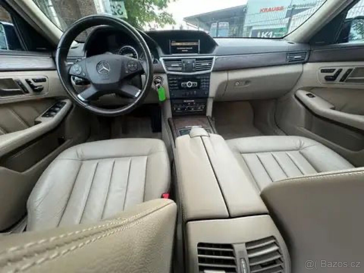 Mercedes E 250 4 matic 4x4 , max výbava, top stav - 4