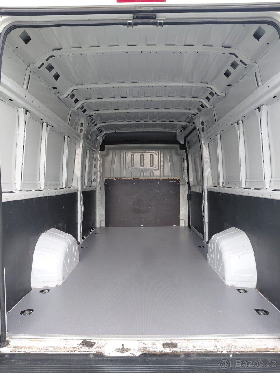 Půjčte si prostornou dodávku Peugeot Boxer L4H2 - 4