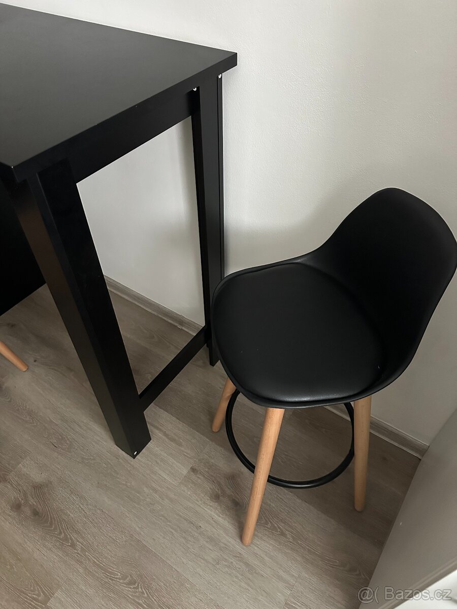 Černý kuchyňský barový stůl se 3 policemi + barové židle - 4