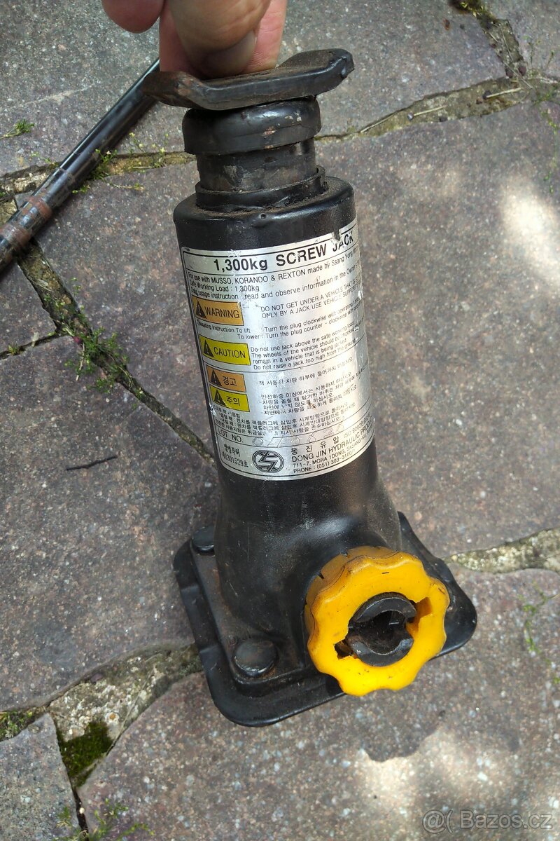 Originální zvedák, tyč a klíč na rezervu Ssangyong Rexton - 4