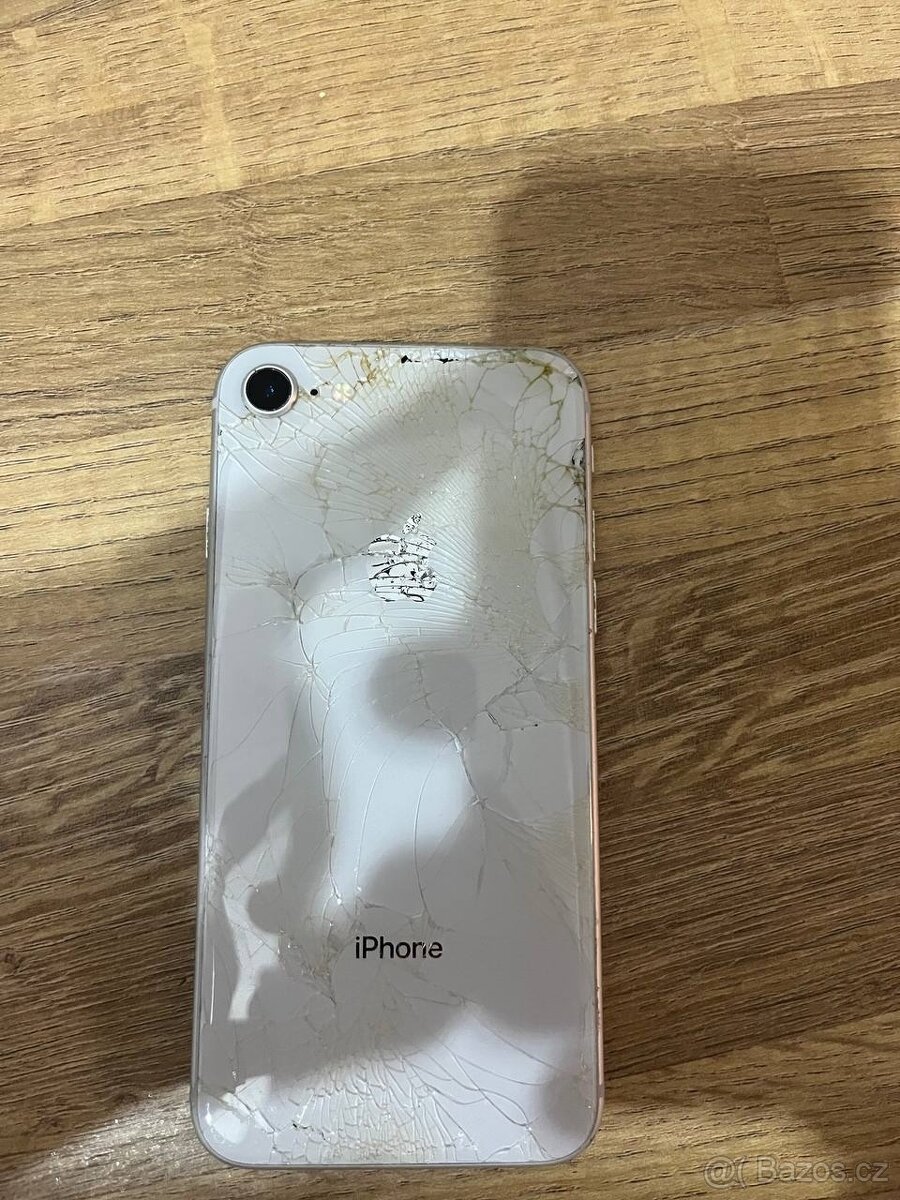 iPhone 8 – plně funkční, prasklá záda - 4